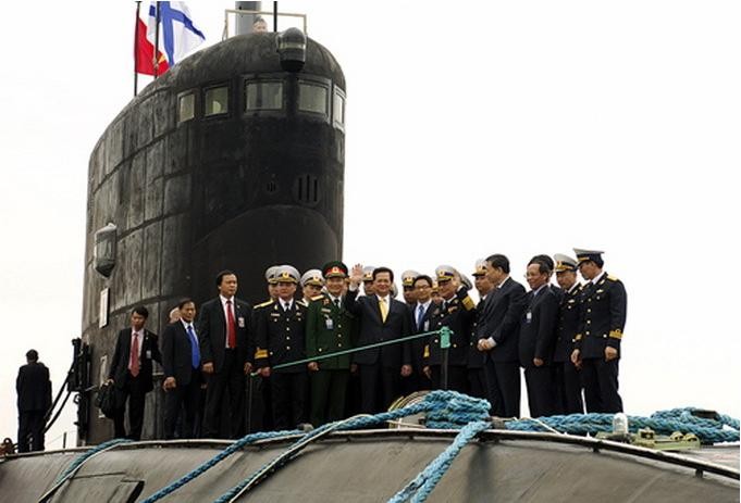 Thủ tướng Nguyễn Tấn Dũng thăm tàu ngầm Hà Nội trong một chuyến thăm Nga